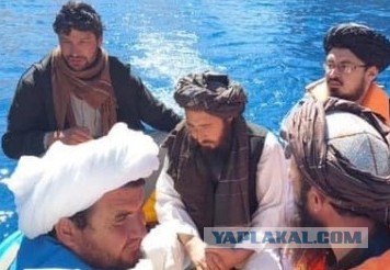 Талибы катаются на лодочках-лебедях на озере Банди-Амир  в Афганистане