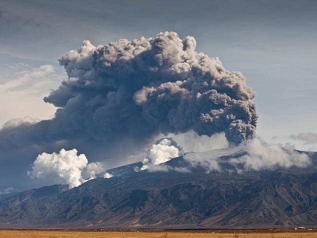 Началось извержение двух крупных вулканов