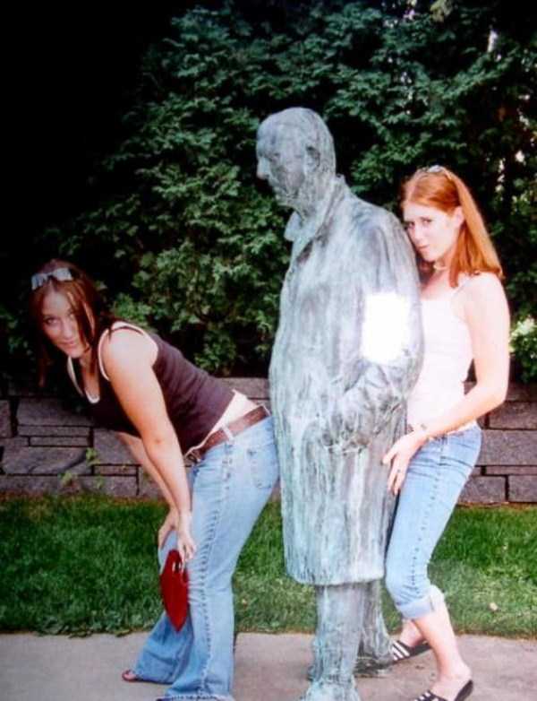 Как НЕ надо фотографироваться с памятниками.