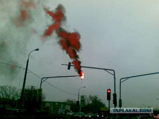 На светофоре горит красный