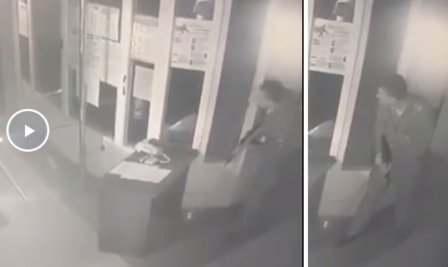 Кадры, полученные с камеры в отделе полиции в Лисках, где неизвестный устроил взрыв