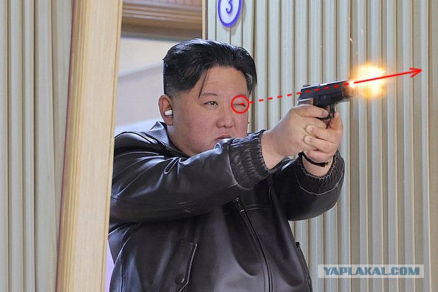 Ким Чен Ын вместе с дочерью посетили оружейный завод и постреляли из пистолета
