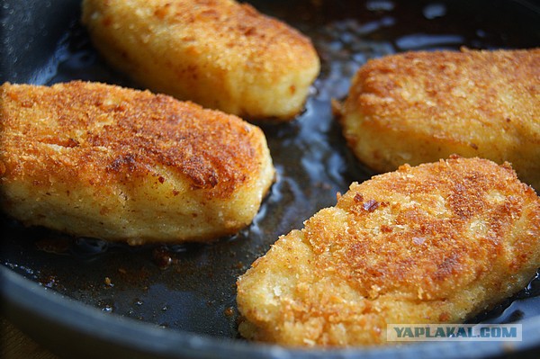 Картофельные палочки (котлеты) с сыром, И томатно-чесночным соусом