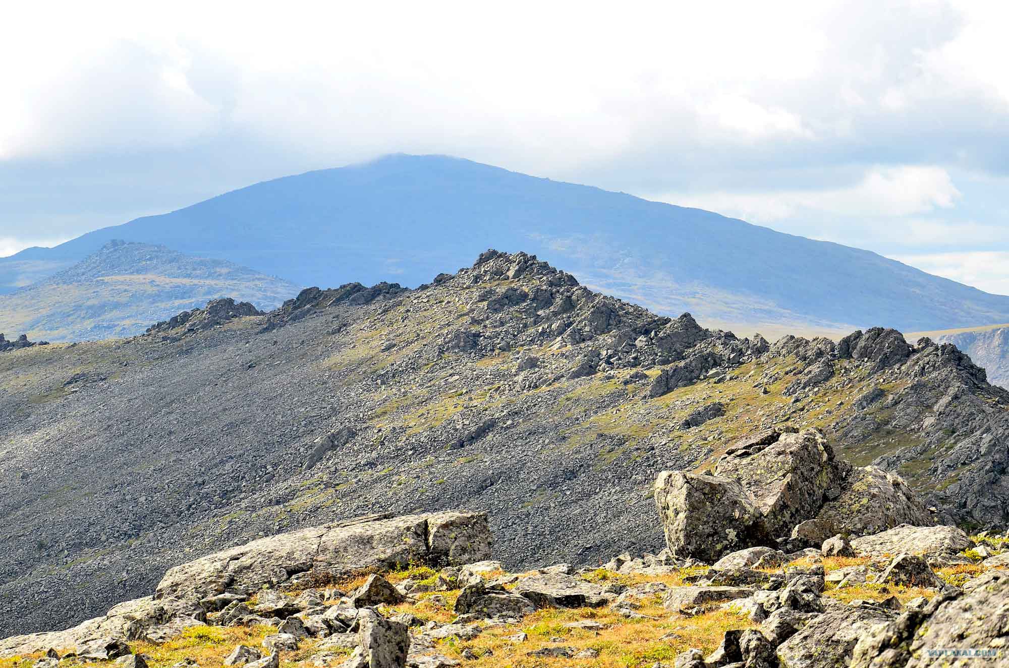 Гора серебрянский камень. Серебрянский хребет. Скала корона серебрянский камень фото. Конжаковский камень кытлым. Серебрянский камень.