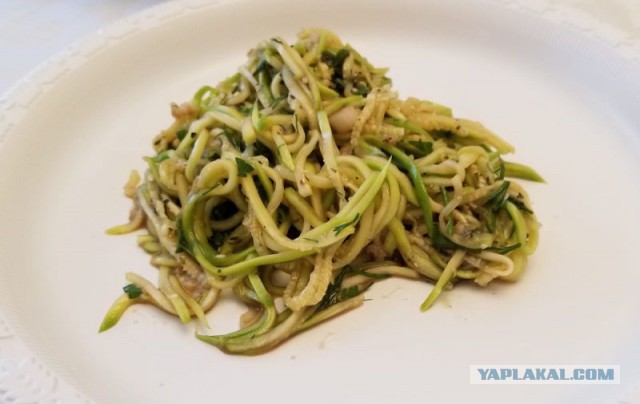 Пикантный салат из кабачков.