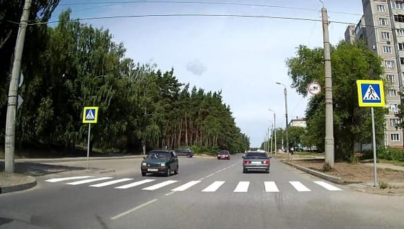 В Омске сбили переходившую дорогу по пешеходному переходу женщину