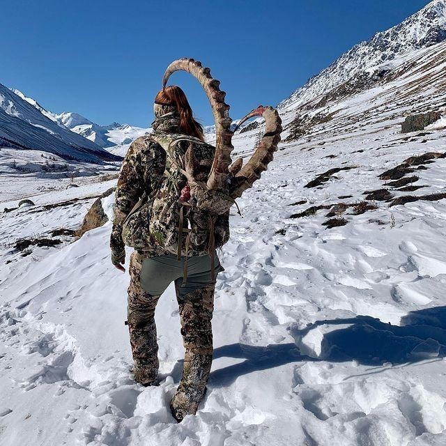 Охотница выложила в "Инстаграм" момент убийства козерога в Республике Алтай, а также свою фотосессию на фоне "трофея".