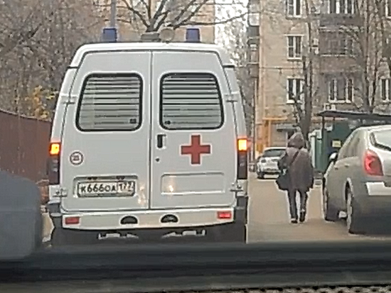 В городе Лянтор в ХМАО возле торгового центра поставили "ПАЗ", в салоне которого можно уколоться "Спутником"