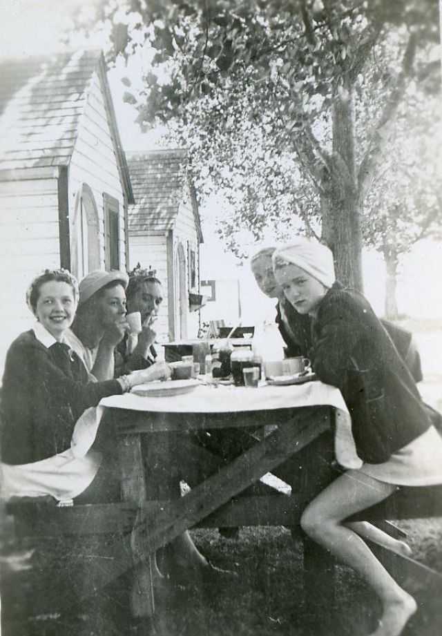 30 откровенных фотографий канадских девочек-подростков 1940-х годов