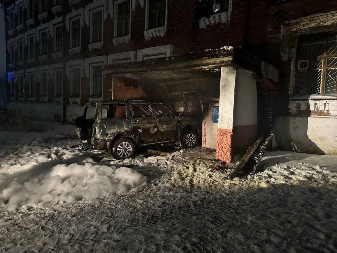 В Гусь-Хрустальном мужчина протаранил здание военкомата, а затем поджег автомобиль