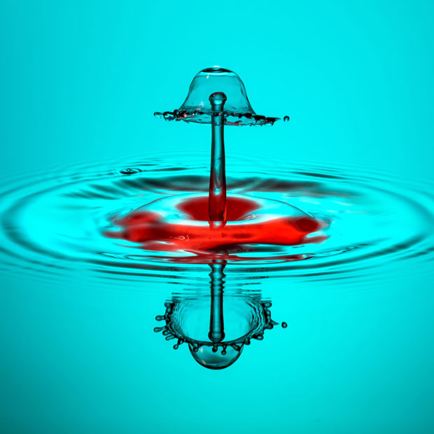 Всплеск воды застыл на фотографии