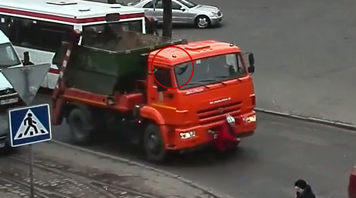 Пенсионерка попала под колеса мусоровоза в Калининграде