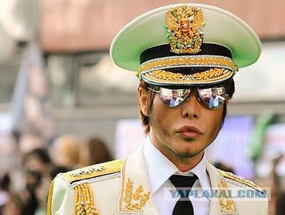 Солдат шьет - служба идет