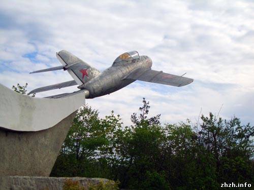 Самолет во дворе
