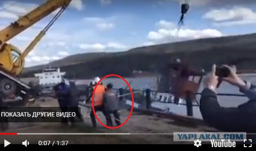 Под Иркутском при попытке спустить судно на воду перевернулся автокран