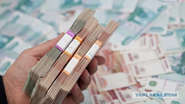 В Якутске полицейский нашел 100 тысяч рублей и вернул их владельцу
