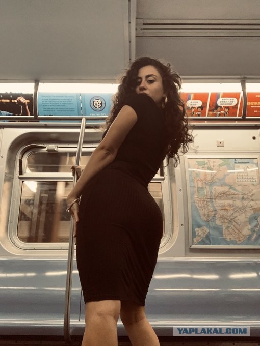 Что делает эта девушка в метро?