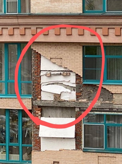 В ЖК «Алые паруса» облицовка фасада жилого дома обвалилась прямо на припаркованные машины