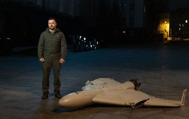 Трехметровый Зеленский доминирует над Геранью