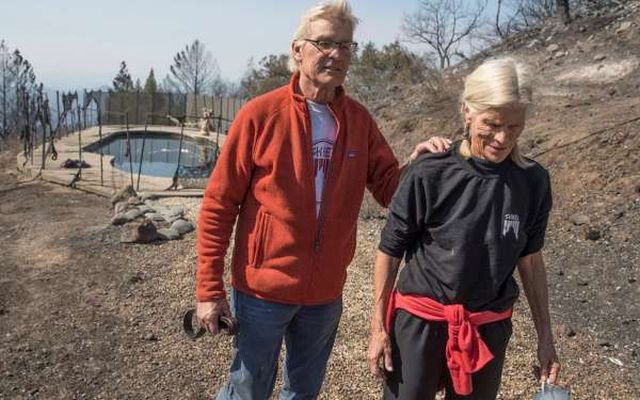 Пожилая семейная пара провела 6 часов в бассейне, спасаясь от пожара