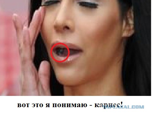 Голая модель Микаэла Шефер на улице Берлина