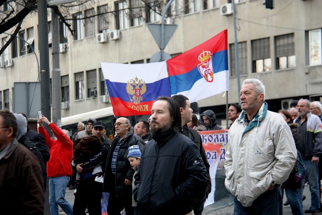 В центре Белграда звучит "Вставай, страна огромная!"