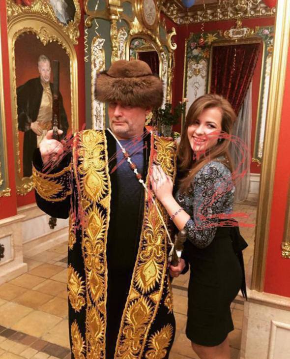 В элитном подмосковном посёлке Вешки ФСБ проводит масштабную спецоперацию - местный житель отстреливается из дома