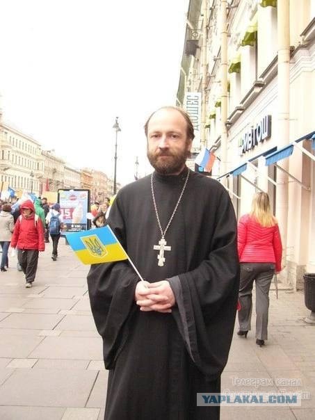 В Петербурге арестовали православного священника за фото с флагом Украины, опубликованное 11 лет назад