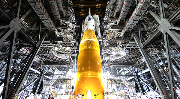Американцы летят на Луну! NASA завершило сборку ракеты SLS.