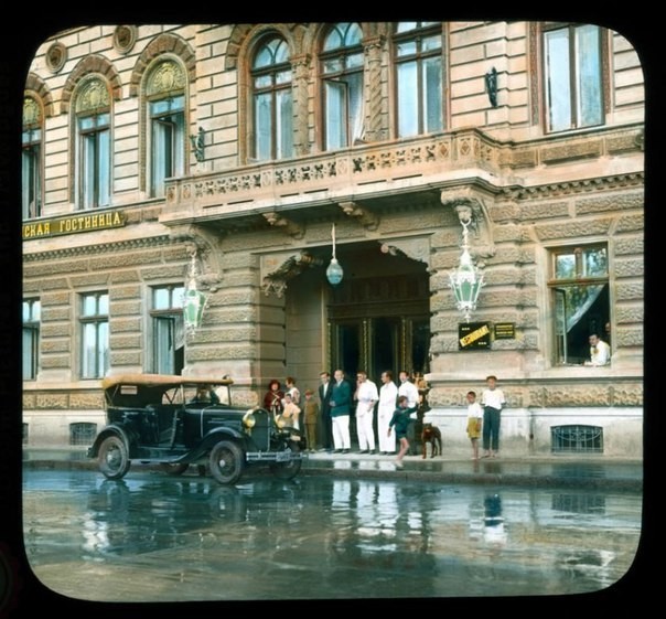 Фотосвидетельства того, чем жили люди последних столетий.