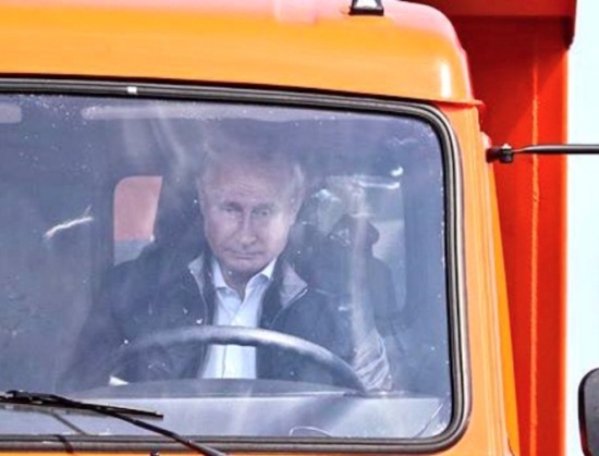 Школьники в регионах РФ запустили флешмоб с надписью «Путин — вор»