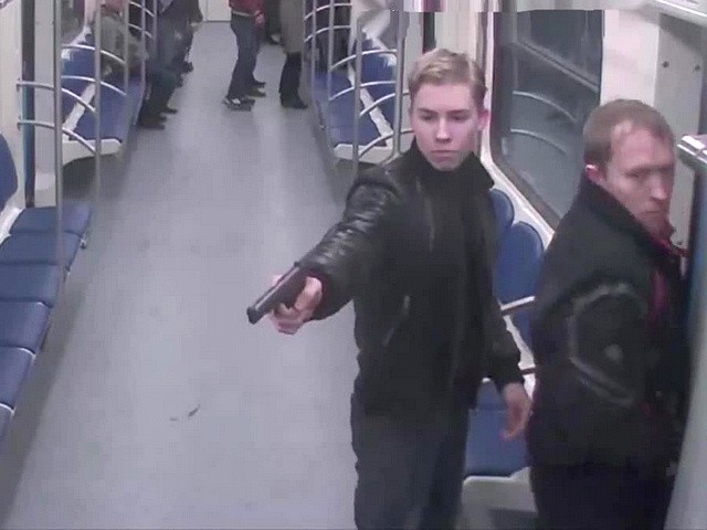 Видео нападения мужчины с ножом на пассажира автобуса в Новосибирске
