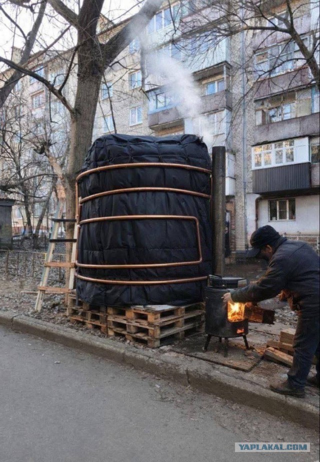 «Грядёт праздник: ни постирать, ни помыться, ни приготовить». В ДНР замёрзли бочки с водой