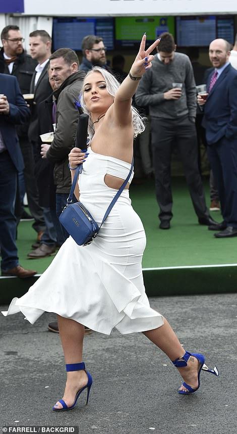 Фестиваль Aintree в Ливерпуле. Как обычно, вышли в лучших платьях, и как обычно - все загадили