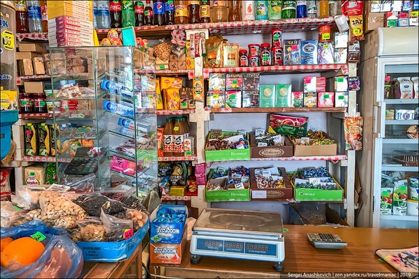 Казахстан: сельский магазин, есть что выпить и закусить