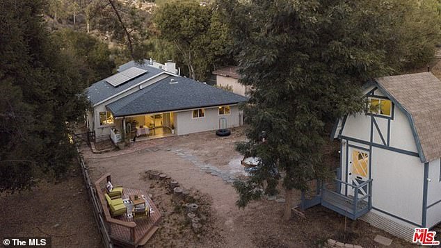 Одна из основателей движения BLM, купила дом за 1,4 млн долларов в "белом" районе Лос-Анджелеса