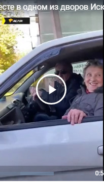 В узком месте в одном из дворов Искитима не смогли разъехаться два автомобиля