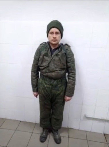 Старший сержант-наводчик Виталий Милонов, копающий окопы где-то на Донбассе