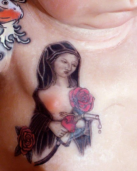 Странная игрушка - татуированый младенец