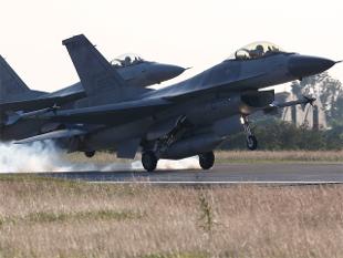 В США столкнулись и разбились два истребителя F-16