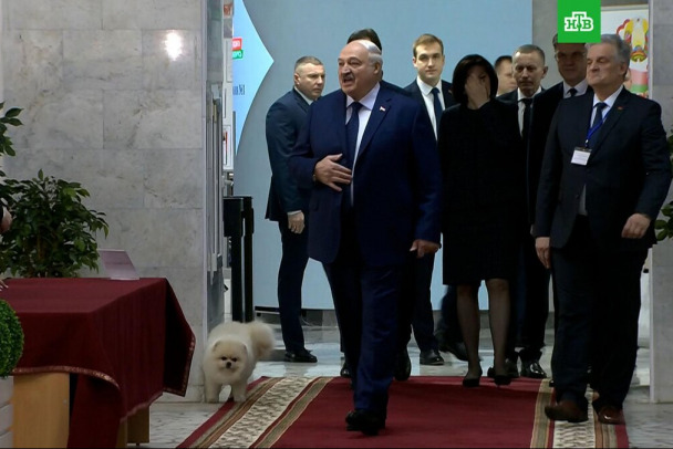 "– Здравствуйте! А это место выгула собак?  – Тебя е*ёт, что ли? Иди нах*й!"