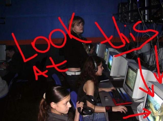 Чем занимаются девушки в интернет-кафе (2 фото)