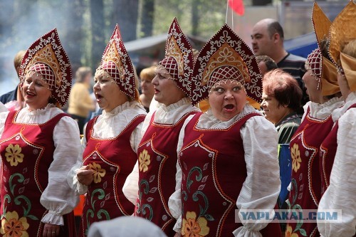А в ГУМе вас встретят снегурочки. С новым годом!