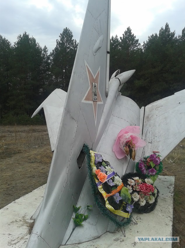 Памятник погибшему летчику
