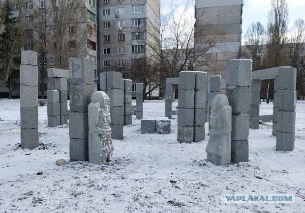 На набережной в центре Челябинска установили скульптуру за 10 миллионов из *овна и веток