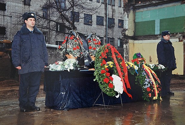 25 лет назад в России в страшном пожаре заживо сгорели 57 сотрудников МВД. Почему виновных не смогли найти?