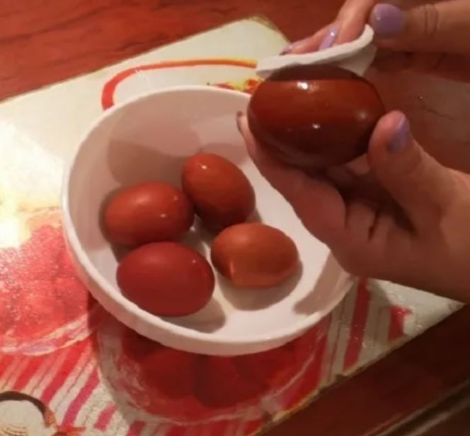 Смазывать яйца маслом. Покрасить яйца. Яйца крашеные луком. Как покрасить яйца. Покрасить яйца в луковой шелухе.