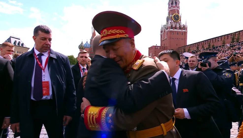 Путин после парада отдельно пообщался с военными из КНДР