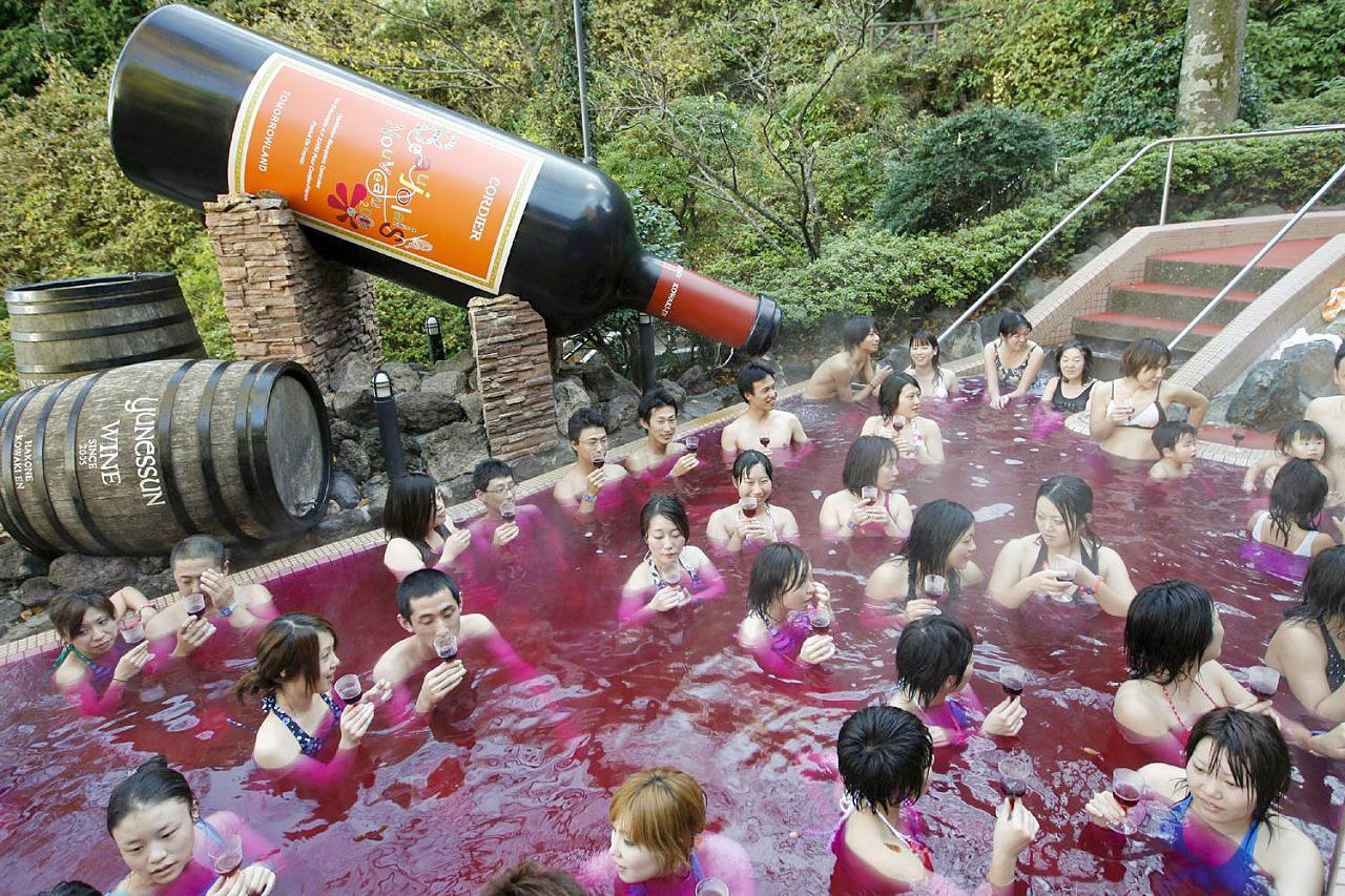 Шутки развлечения. Япония приколы. Япония самое интересное. Бассейн с вином в Японии. Японский юмор.