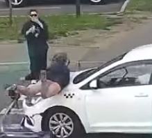 В Петербурге таксист снес девятиклассницу на самокате: у школьницы переломы